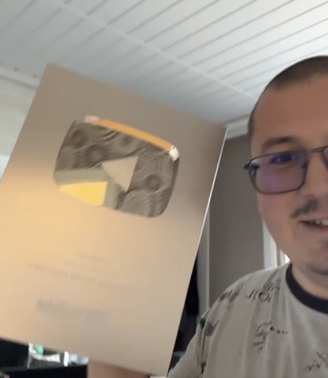 YouTube-ի արծաթե կոճակ 100 000 բաժանորդի համար
